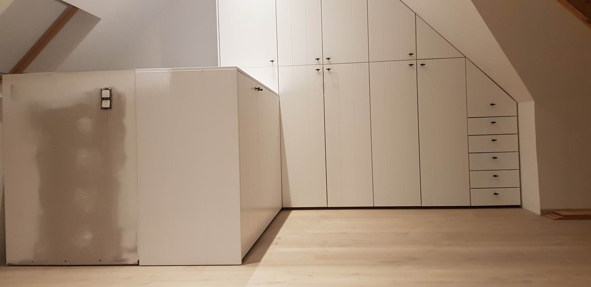 maatkast - renovaut Lievegem maatkast schuine ruimte met design gelakte fronten - renovaut Lievegem